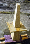 Obelisk mit aufgeschobener Platte